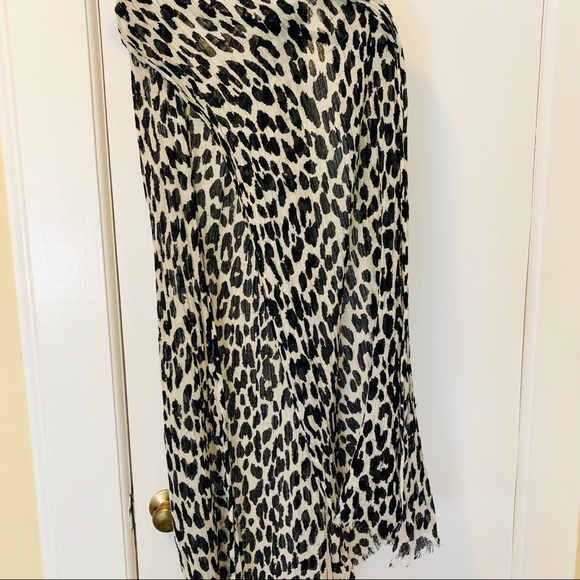 ANN TAYLOR Cheetah Animal Print Black White Scarf - Picture 3 of 8